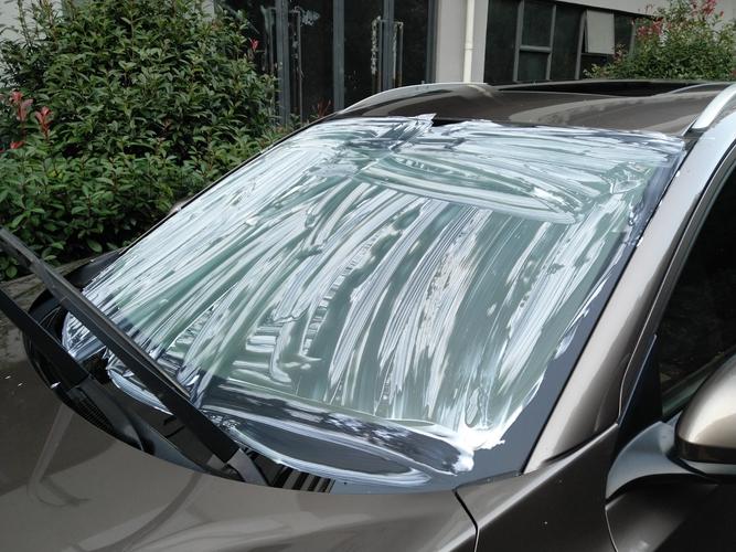 風(fēng)擋的油膜只用洗潔精不能完全去除。